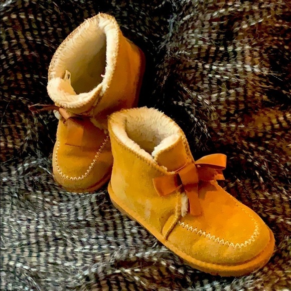 Tan kids winter ugg type boot size 1 - Picture 1 of 3